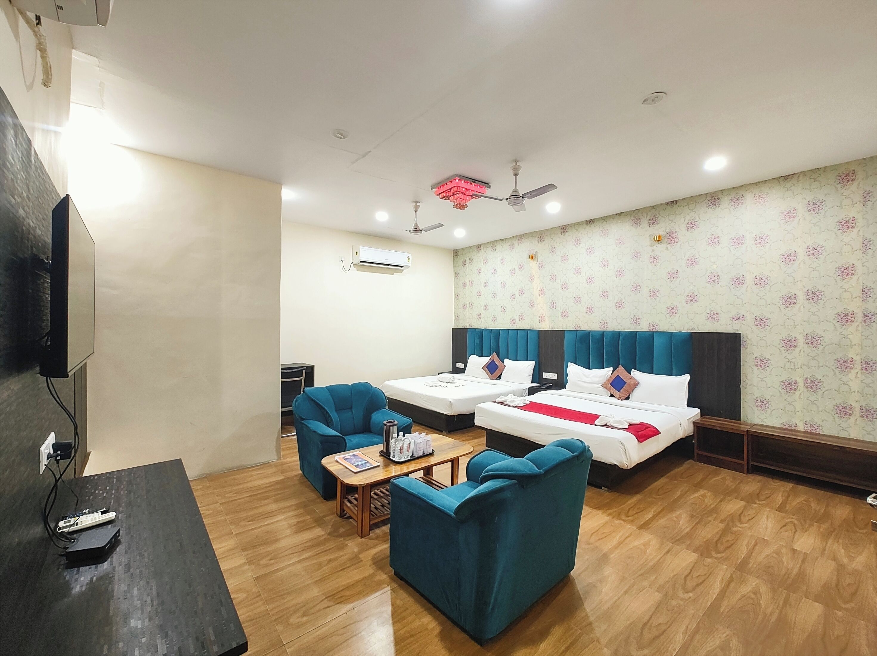 Kahden hengen perhehuone, ilmastointi | Allergiatestatut vuodevaatteet, työpöytä, äänieristys, ilmainen Wi-Fi