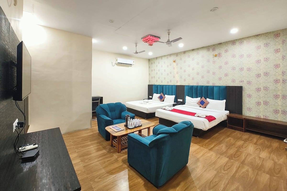 Kahden hengen perhehuone, ilmastointi | Allergiatestatut vuodevaatteet, työpöytä, äänieristys, ilmainen Wi-Fi