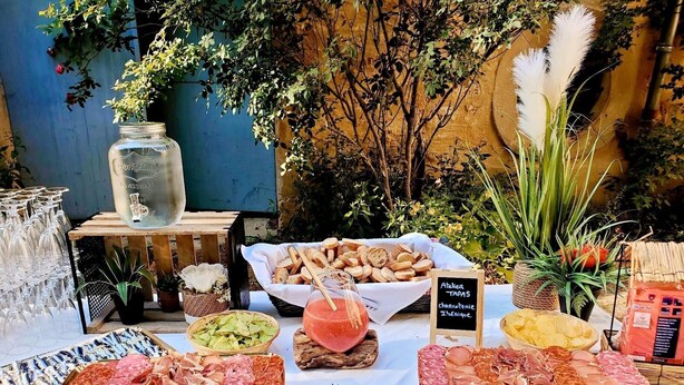 Outdoor dining - Domaine de Castillou (Luc-sur-Aude)