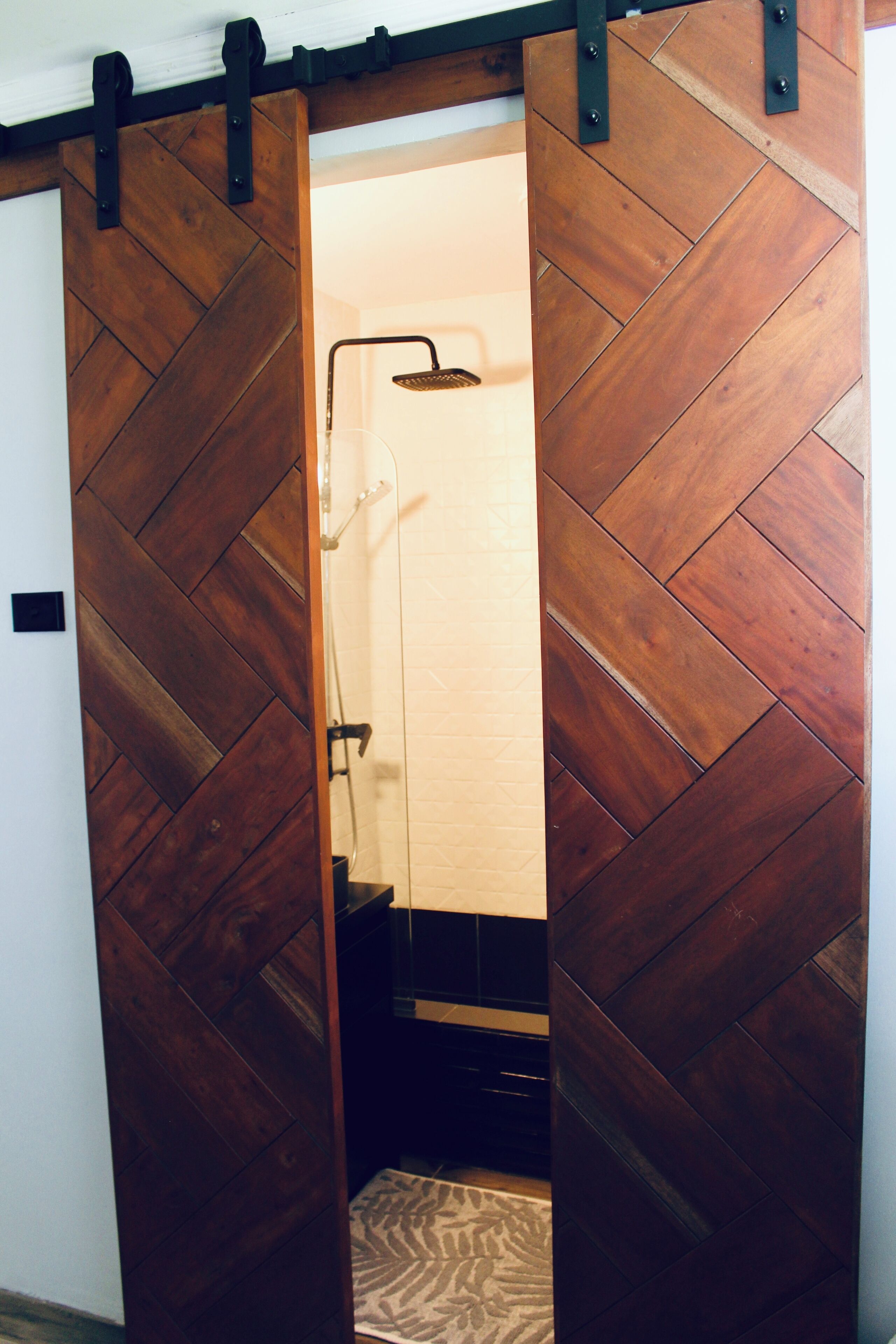 Dusch, hårtork, handdukar och tvål