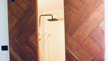 Dusch, hårtork, handdukar och tvål