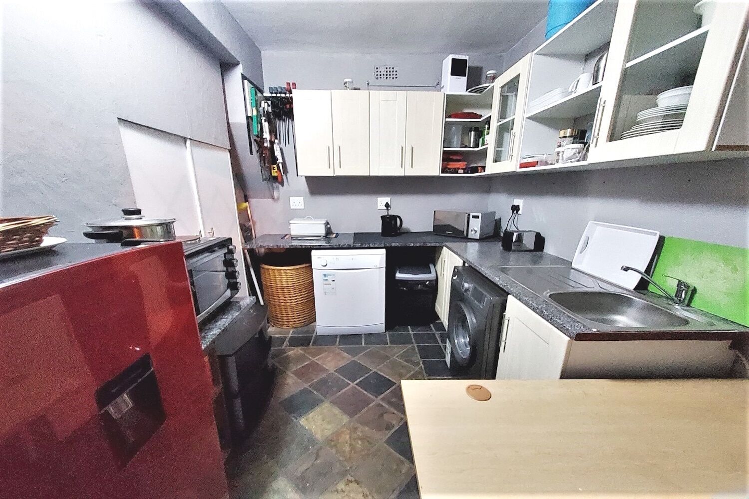 Refrigerador, microondas, placa de cocina, lavavajillas