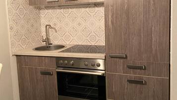 Jääkaappi, mikroaaltouuni, uuni, liesi