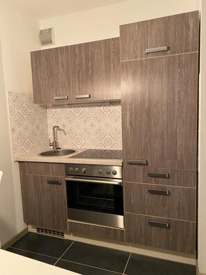 Jääkaappi, mikroaaltouuni, uuni, liesi