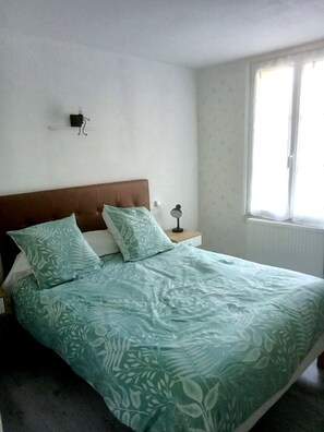 Een strijkplank/strijkijzer, wifi, beddengoed