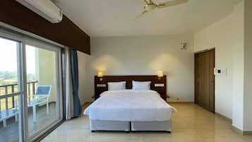 Escritorio, espacio para trabajar con un portátil, cortinas opacas