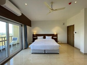 Skrivbord, arbetsyta för laptop och mörkläggningsgardiner