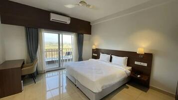 Escritorio, espacio para trabajar con un portátil, cortinas opacas