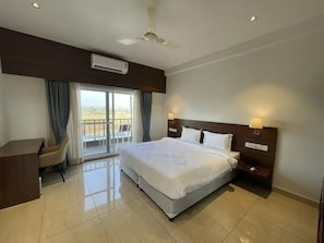 Escritorio, espacio para trabajar con un portátil, cortinas opacas