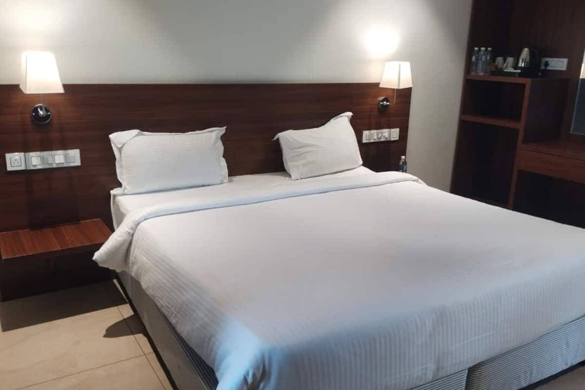 Meja kerja, ruang kerja ramah laptop, dan tirai kedap cahaya