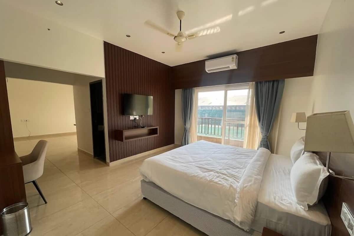 Suite Keluarga | Meja kerja, ruang kerja ramah laptop, dan tirai kedap cahaya