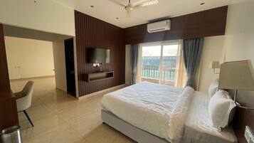 Escritorio, espacio para trabajar con un portátil, cortinas opacas