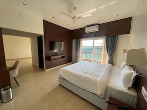 Escritorio, espacio para trabajar con un portátil, cortinas opacas