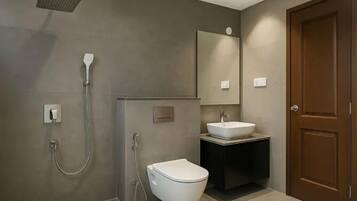 Habitación estándar doble, balcón | Baño | Artículos de higiene personal gratuitos, jabón, champú y papel higiénico