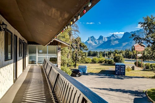 Gateway Suites: Pet-friendly Getaway near Banff