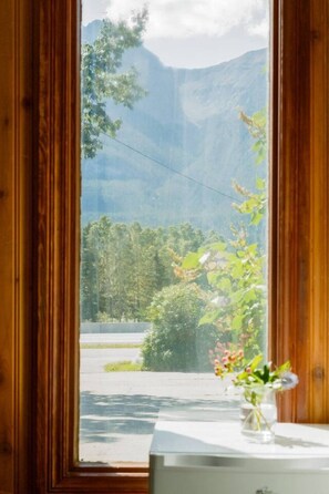 Interior - Gateway Suites: Pet-friendly Getaway near Banff (Harvie Heights)