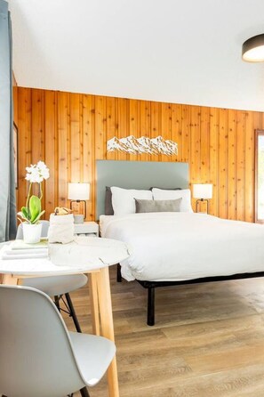 Iron/ironing board, free WiFi, bed sheets - Gateway Suites: Pet-friendly Getaway near Banff (Harvie Heights)