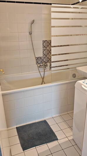 Apartamento básico | Baño | Bañera y ducha independientes y artículos de higiene personal gratuitos