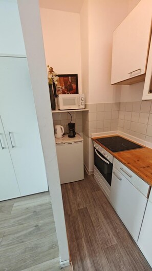 Apartamento básico | Cozinha privada | Frigobar, micro-ondas, fogão, cooktop