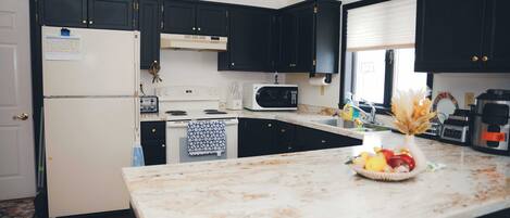 Kjøleskap, mikrobølgeovn, ovn og kokeplater