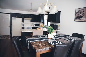 Dining - 4 mins to hockey field, 10 to NDSU; with gym & fireplace. (Moorhead)
