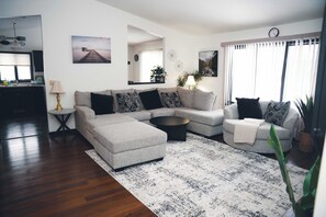 Smart TV, fireplace, table football, books - 4 mins to hockey field, 10 to NDSU; with gym & fireplace. (Moorhead)