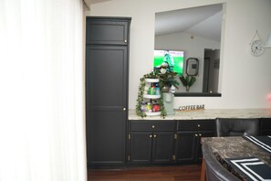 Interior - 4 mins to hockey field, 10 to NDSU; with gym & fireplace. (Moorhead)