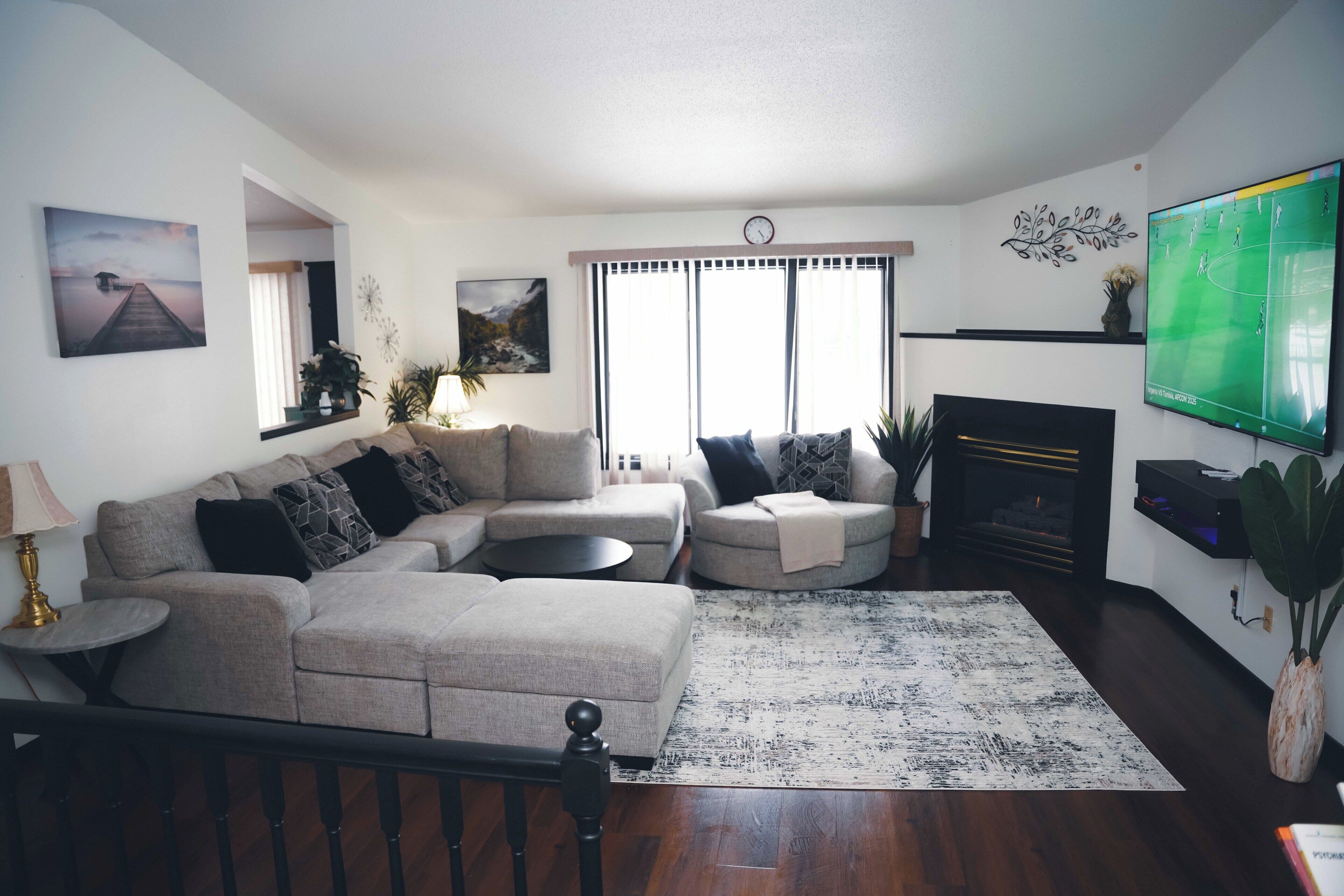 Una Smart TV, una chimenea, libros