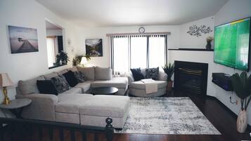 Smart TV, chimenea, futbolito y libros