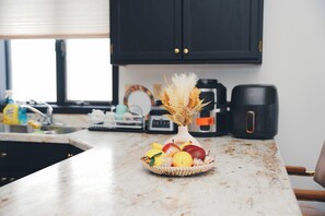 Fridge, microwave, oven, stovetop - 4 mins to hockey field, 10 to NDSU; with gym & fireplace. (Moorhead)