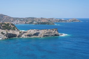 A coastal landscape with rocky cliffs and a clear blue sea. - Caldera Blue Villa!! (Malevizi)