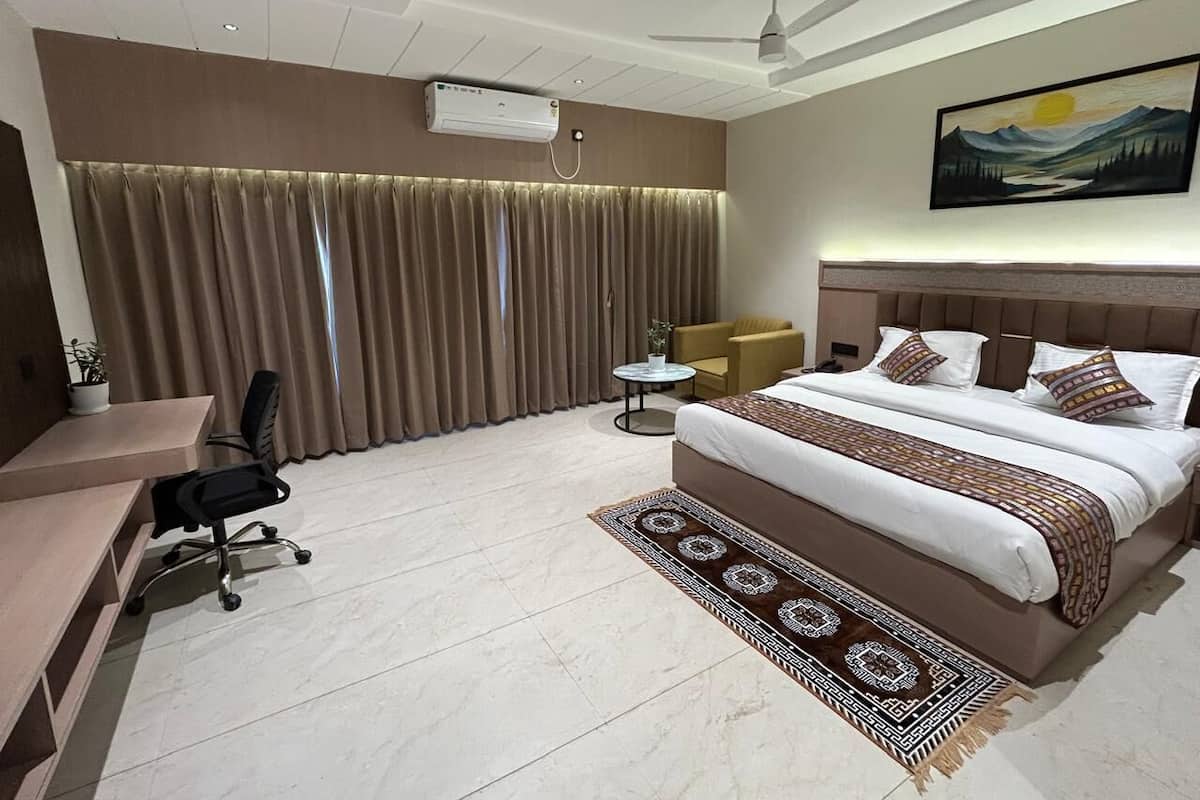 Deluxe tweepersoonskamer | Luxe beddengoed, een bureau, een laptopwerkplek