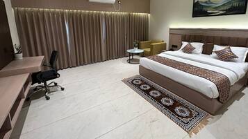 Deluxe tweepersoonskamer | Een bureau, een laptopwerkplek, een strijkplank/strijkijzer, gratis wifi