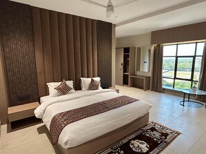 Superior tweepersoonskamer, uitzicht op bergen | Luxe beddengoed, een bureau, een laptopwerkplek