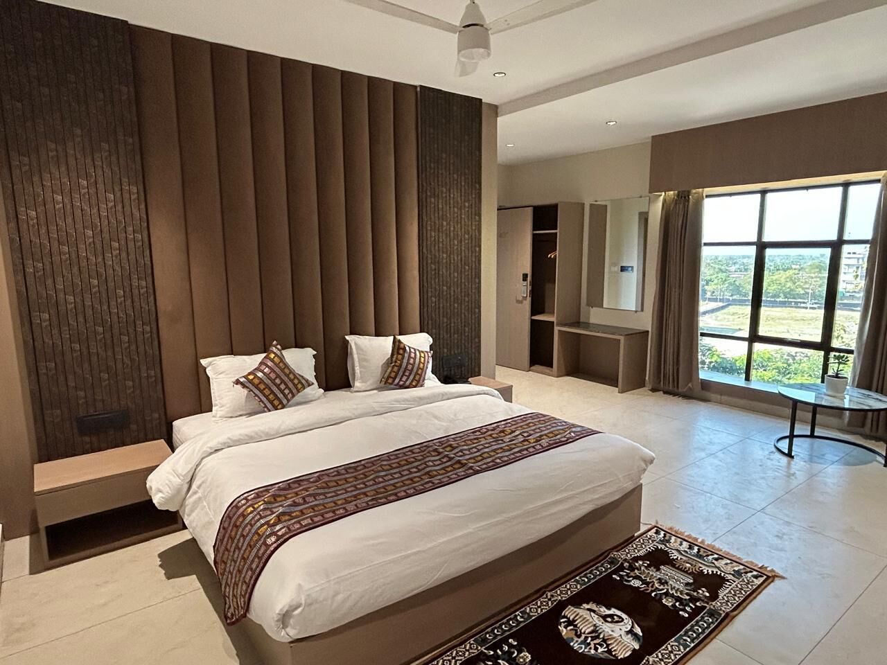 Een bureau, een laptopwerkplek, een strijkplank/strijkijzer, gratis wifi