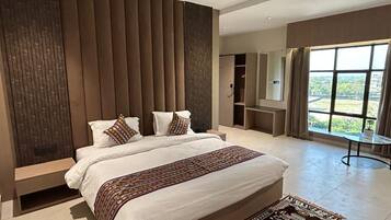 Een bureau, een laptopwerkplek, een strijkplank/strijkijzer, gratis wifi