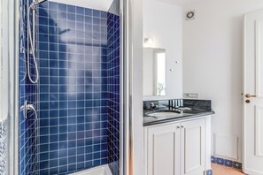 Hair dryer, bidet, towels, soap - Villa Chez Piè: Panoramic Views, Pool & Concierge (Massa Lubrense)