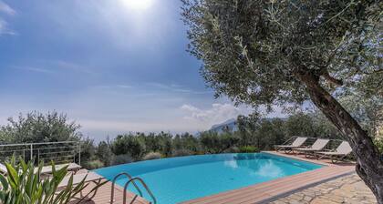 Villa Chez Piè: Panoramic Views, Pool & Concierge