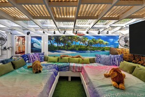 5 habitaciones, escritorio y tabla de planchar con plancha 