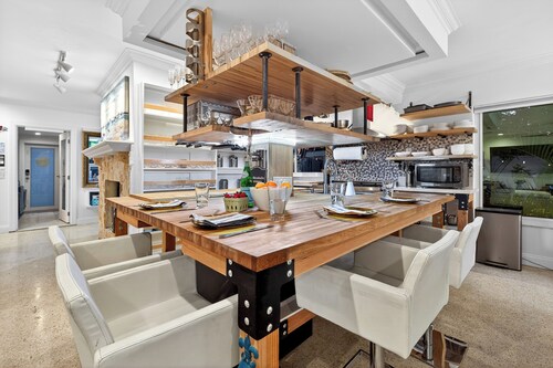 Spa, Game Room, EV Charger | Near Las Olas | Casa Pineapple Social by AvantStay
