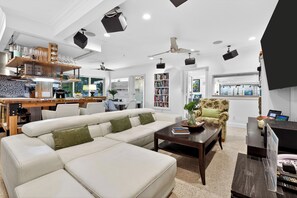 Smart TV, chimenea, videojuegos y tenis de mesa 