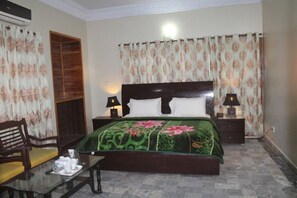 Quarto casal luxo, vista para a cidade | Quartos à prova de som, ferros/tábuas de passar roupa, Wi-Fi de cortesia