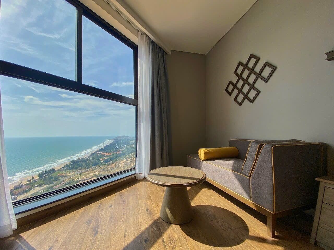 客房内保险箱、办公桌、笔记本电脑工作区、遮光窗帘