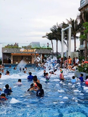 Buồng tắm vòi sen, máy sấy tóc, dép đi trong nhà, khăn tắm 