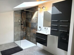 Suihku, hiustenkuivaaja, pyyhkeet, saippua