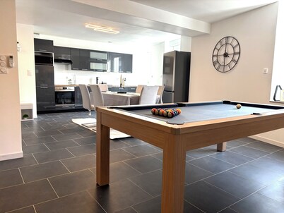Duplex sleeps 6, 3 bedrooms, billiards & Netflix. Fully equipped