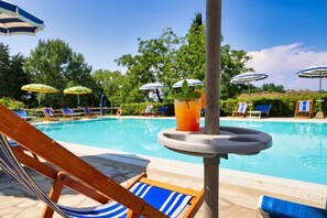 A poolside area with lounge chairs and umbrellas. - Agriturismo Polgara - Apt 6 - one bedroom (Casciana Terme Lari)