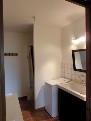 Douche, séchoir à cheveux, savon, papier de toilette