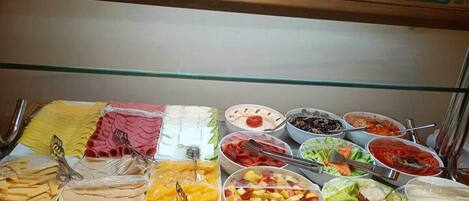 Petit déjeuner complet compris tous les jours