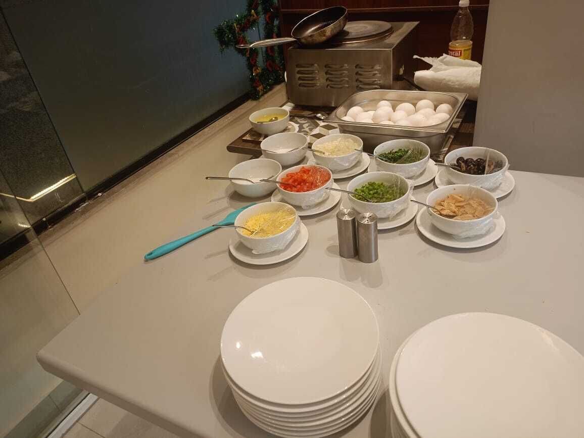 Una encimera de cocina con varios recipientes de ingredientes y utensilios de cocina.